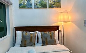 Studio Two Condominium, Alabang - Gold Fiber Wi-Fi -Netflix Ready